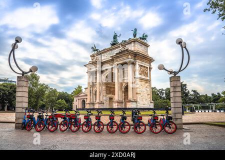 Milano. Porta Sempione City Gate, arc de triomphe emblématique appelé Arco della Pace ou Arc de paix à Milan. Vue sur les vélos de la ville. Lombardie région d'Ital Banque D'Images