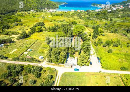 Cimetière de Kampor et mémorial historique prisonniers de la seconde Guerre mondiale vue aérienne du camp de concentration, île de Rab, Croatie Banque D'Images