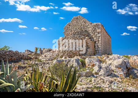 Ruines d'église en pierre à Lubenice sur Island Cres view, archipel de Croatie Banque D'Images