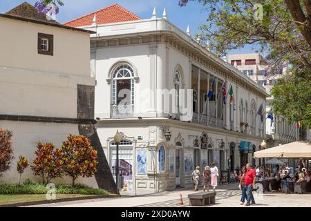 Le Ritz Madère ; l'un des plus anciens grands cafés de Funchal avec les célèbres carreaux bleus et blancs sur la façade. Banque D'Images