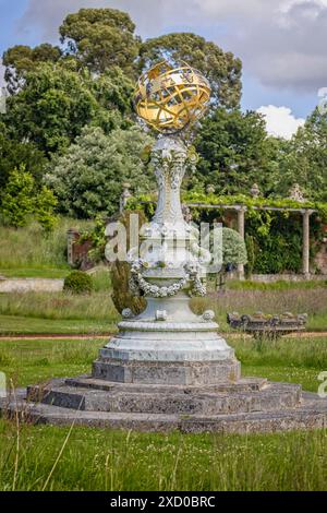 Le cadran solaire équatorial dans les jardins de Somerleyton Hall, Suffolk, Royaume-Uni, le 16 juin 2024 Banque D'Images