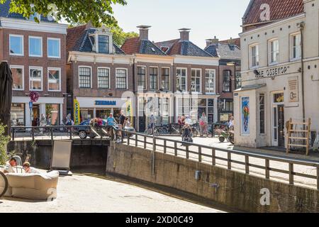 Rue commerçante dans le centre de la ville pittoresque de Bolsward en Frise. Banque D'Images