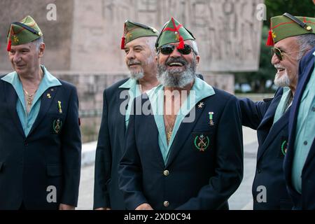 Madrid, Espagne. 19 juin 2024. Un groupe de légionnaires vétérans pose lors de la cérémonie de levée du drapeau pour le 10e anniversaire du règne de Felipe VI, ce mercredi, dans les jardins de la découverte de la Plaza de Colón à Madrid. Crédit : D. Canales Carvajal/Alamy Live News Banque D'Images