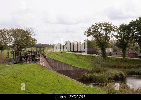 Entrée écluse Beersluis partie de la Nieuwe Hollandse Waterlinie bij het fort Everdingen in de provincie Utrecht. Banque D'Images