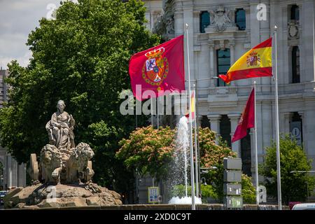 Madrid, Espagne. 19 juin 2024. Les drapeaux de la Maison Royale espagnole flottent sur la Plaza de Cibeles à Madrid. Crédit : D. Canales Carvajal/Alamy Live News Banque D'Images