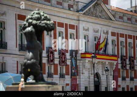 Madrid, Espagne. 19 juin 2024. Un portrait du roi Felipe VI est accroché sur la façade du siège de la Communauté de Madrid à Madrid. Crédit : D. Canales Carvajal/Alamy Live News Banque D'Images