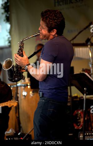 Le musicien Dave Koz joue au saxophone lors d'un concert de Jazz on the Grass à Los Angeles. Banque D'Images