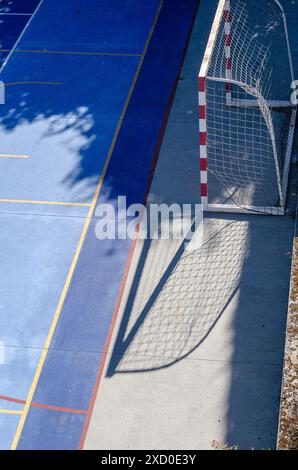 vue de dessus du but d'un futsal et handball court bleu peint Banque D'Images