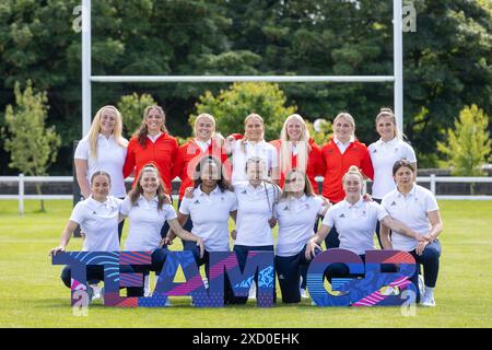 L'équipe de Grande-Bretagne 7's comprenant Amy Wilson Hardy, Ellie Boatman, Ellie Kildunne, Emma Uren, Grace Crompton, Heather Cowell, Isla Norman-Bell, Jade Shekells, Jasmine Joyce, Lauren Torley, Lisa Thomson, Meg Jones, Abi Burton et Kayleigh Powell lors de l'annonce de l'équipe de rugby 7 féminin du Team GB Paris 2024 au Weetwood Hall Estate, Leeds. Date de la photo : mercredi 19 juin 2024. Banque D'Images