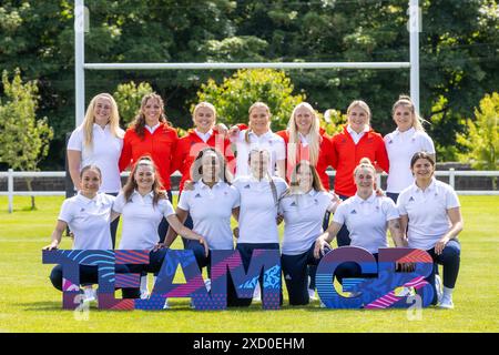 L'équipe de Grande-Bretagne 7's comprenant Amy Wilson Hardy, Ellie Boatman, Ellie Kildunne, Emma Uren, Grace Crompton, Heather Cowell, Isla Norman-Bell, Jade Shekells, Jasmine Joyce, Lauren Torley, Lisa Thomson, Meg Jones, Abi Burton et Kayleigh Powell lors de l'annonce de l'équipe de rugby 7 féminin du Team GB Paris 2024 au Weetwood Hall Estate, Leeds. Date de la photo : mercredi 19 juin 2024. Banque D'Images