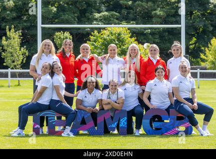 L'équipe de Grande-Bretagne 7's comprenant Amy Wilson Hardy, Ellie Boatman, Ellie Kildunne, Emma Uren, Grace Crompton, Heather Cowell, Isla Norman-Bell, Jade Shekells, Jasmine Joyce, Lauren Torley, Lisa Thomson, Meg Jones, Abi Burton et Kayleigh Powell lors de l'annonce de l'équipe de rugby 7 féminin du Team GB Paris 2024 au Weetwood Hall Estate, Leeds. Date de la photo : mercredi 19 juin 2024. Banque D'Images