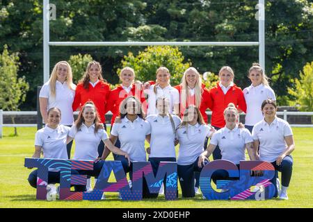 L'équipe de Grande-Bretagne 7's comprenant Amy Wilson Hardy, Ellie Boatman, Ellie Kildunne, Emma Uren, Grace Crompton, Heather Cowell, Isla Norman-Bell, Jade Shekells, Jasmine Joyce, Lauren Torley, Lisa Thomson, Meg Jones, Abi Burton et Kayleigh Powell lors de l'annonce de l'équipe de rugby 7 féminin du Team GB Paris 2024 au Weetwood Hall Estate, Leeds. Date de la photo : mercredi 19 juin 2024. Banque D'Images