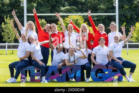 L'équipe de Grande-Bretagne 7's comprenant Amy Wilson Hardy, Ellie Boatman, Ellie Kildunne, Emma Uren, Grace Crompton, Heather Cowell, Isla Norman-Bell, Jade Shekells, Jasmine Joyce, Lauren Torley, Lisa Thomson, Meg Jones, Abi Burton et Kayleigh Powell lors de l'annonce de l'équipe de rugby 7 féminin du Team GB Paris 2024 au Weetwood Hall Estate, Leeds. Date de la photo : mercredi 19 juin 2024. Banque D'Images