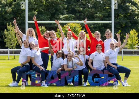 L'équipe de Grande-Bretagne 7's comprenant Amy Wilson Hardy, Ellie Boatman, Ellie Kildunne, Emma Uren, Grace Crompton, Heather Cowell, Isla Norman-Bell, Jade Shekells, Jasmine Joyce, Lauren Torley, Lisa Thomson, Meg Jones, Abi Burton et Kayleigh Powell lors de l'annonce de l'équipe de rugby 7 féminin du Team GB Paris 2024 au Weetwood Hall Estate, Leeds. Date de la photo : mercredi 19 juin 2024. Banque D'Images