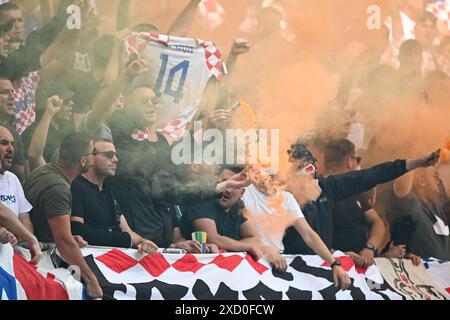 Hambourg, Allemagne. 19 juin 2024. Supporters croates lors de l'EURO 2024, match de football du groupe B entre l'Albanie et la Croatie le 19 juin 2024 au Volksparkstadion Hambourg, Allemagne. Photo Nderim Kaceli crédit : Agence photo indépendante/Alamy Live News Banque D'Images