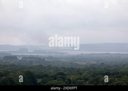 Deuxième foyer encore actif après 3 jours près du lac Brennilis couvrant de ses fume ses environs dans les Monts d'Arrée en Bretagne. Banque D'Images