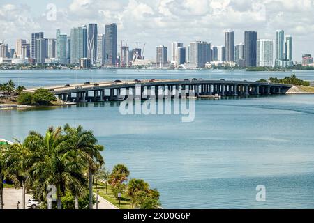 Miami Floride, Biscayne Bay, Julia Tuttle Causeway Interstate I-195 pont, gratte-ciel haut gratte-ciel urbain de construction urbaine, architecture, monte skys Banque D'Images