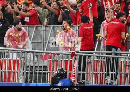 Les fans et supporters de Turquie avec leur ambassade des fans frappant des tambours pendant un match de football entre les équipes nationales de Turquie et de Géorgie le premier jour du groupe F dans la phase de groupes du tournoi UEFA Euro 2024 , le mercredi 18 juin 2024 à Dortmund , Allemagne . PHOTO SPORTPIX | David Catry Banque D'Images