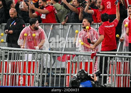 Les fans et supporters de Turquie avec leur ambassade des fans frappant des tambours pendant un match de football entre les équipes nationales de Turquie et de Géorgie le premier jour du groupe F dans la phase de groupes du tournoi UEFA Euro 2024 , le mercredi 18 juin 2024 à Dortmund , Allemagne . PHOTO SPORTPIX | David Catry Banque D'Images