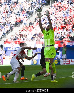 Hambourg, UEFA Euro 2024 Groupe B match entre la Croatie et l'Albanie à Hambourg. 19 juin 2024. Thomas Strakosha (en tête), gardien de but albanais, réalise un arrêt lors du match UEFA Euro 2024 Groupe B entre la Croatie et l'Albanie à Hambourg, en Allemagne, le 19 juin 2024. Crédit : Xiao Yijiu/Xinhua/Alamy Live News Banque D'Images