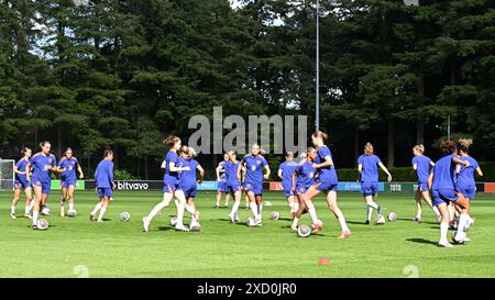 ZEIST - joueuses pendant l'échauffement lors d'un entraînement de l'équipe nationale néerlandaise féminine sur le campus de la KNVB le 19 juin 2024 à Zeist, aux pays-Bas. Les Orange Lionesses se préparent pour le match qualificatif du Championnat d'Europe contre l'Italie. ANP GERRIT VAN COLOGNE Banque D'Images