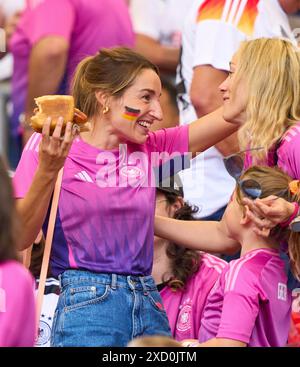 Stuttgart, Allemagne. 19 juin 2024. Lena Wurzenberger, petite amie de Julian Nagelsmann, entraîneur DFB, dans le match de la phase de groupes ALLEMAGNE - HONGRIE des Championnats d'Europe de l'UEFA 2024 le 19 juin 2024 à Stuttgart, Allemagne. Photographe : ddp images/STAR-images crédit : ddp Media GmbH/Alamy Live News Banque D'Images