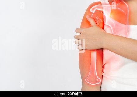 Gros plan douleur de fracture de l'épaule et de la clavicule chez une femme, jeunes femmes tenant son épaule dans la douleur symptômes d'inflammation de l'épaule soins de santé médicaux co Banque D'Images