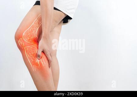 Femme âgée souffrant de douleurs au genou. Problèmes de tendon et inflammation articulaire sur fond blanc. Banque D'Images