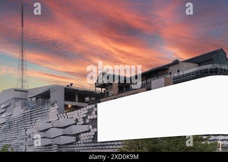 Grand panneau d'affichage horizontal sur le mur du bâtiment. Trafic et ciel, chemin de détourage. Un panneau d'affichage vierge avec une autoroute surélevée en arrière-plan. Banque D'Images