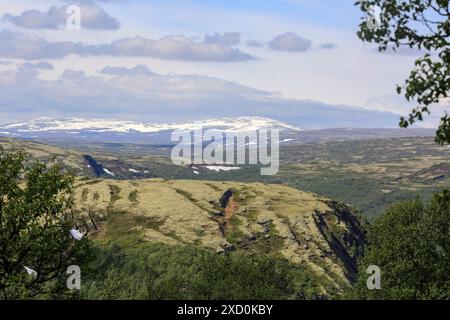 Massif montagneux entoure la vallée de la rivière Inna dans l'Innerdalen ( Innset) situé dans la municipalité de Rennebu, Norvège Banque D'Images