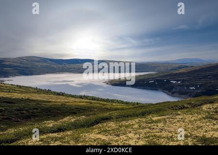 Massif montagneux entoure la vallée de la rivière Inna et le kaje Innerdalsvatnet dans l'Innerdalen ( Innset) situé dans la municipalité de Rennebu, Norw Banque D'Images