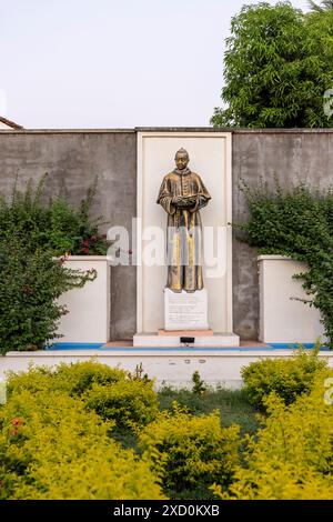 Leon, Nicaragua - 17 mars 2024 : parc public El Calvario avec statue d'Antonio Valdivieso devant l'église du Calvaire (doux nom de Jésus) à Léon au Nicaragua Banque D'Images