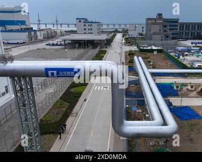 (240619) -- NANJING, 19 juin 2024 (Xinhua) -- Une photo de drone prise le 19 juin 2024 montre les pipelines du projet Heqi no 1 dans la centrale nucléaire de Tianwan dans la ville de Lianyungang, dans la province du Jiangsu, dans l'est de la Chine. La Chine a mené à bien un projet visant à transporter la vapeur produite par une centrale nucléaire vers une base pétrochimique. Le projet est conçu pour aider à réduire les émissions de carbone et explorer l'utilisation collaborative de l'énergie dans les industries nucléaires et traditionnelles. POUR ALLER AVEC 'China Focus : la Chine explore les applications de l'énergie nucléaire dans la réduction des émissions de carbone dans la pétrochimie Banque D'Images