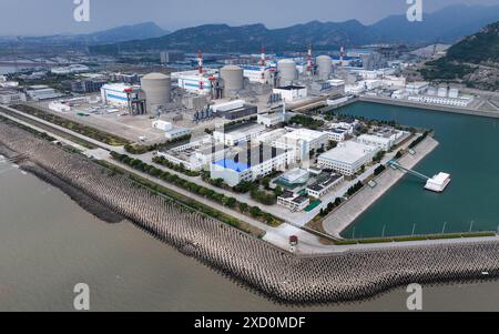 (240619) -- NANJING, 19 juin 2024 (Xinhua) -- une photo prise par un drone aérien le 19 juin 2024 montre une vue de la centrale nucléaire de Tianwan dans la ville de Lianyungang, dans la province chinoise du Jiangsu. La Chine a mené à bien un projet visant à transporter la vapeur produite par une centrale nucléaire vers une base pétrochimique. Le projet est conçu pour aider à réduire les émissions de carbone et explorer l'utilisation collaborative de l'énergie dans les industries nucléaires et traditionnelles. POUR ALLER AVEC « China Focus : la Chine explore les applications de l'énergie nucléaire dans la réduction des émissions de carbone dans l'industrie pétrochimique » (Xin Banque D'Images