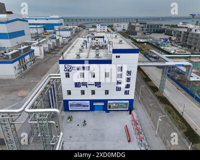 (240619) -- NANJING, 19 juin 2024 (Xinhua) -- une photo prise par un drone aérien le 19 juin 2024 montre une station d'énergie du projet Heqi no 1 dans la centrale nucléaire de Tianwan dans la ville de Lianyungang, dans la province du Jiangsu, dans l'est de la Chine. La Chine a mené à bien un projet visant à transporter la vapeur produite par une centrale nucléaire vers une base pétrochimique. Le projet est conçu pour aider à réduire les émissions de carbone et explorer l'utilisation collaborative de l'énergie dans les industries nucléaires et traditionnelles. POUR ALLER AVEC 'China Focus : la Chine explore les applications de l'énergie nucléaire dans la réduction des émissions de carbone Banque D'Images