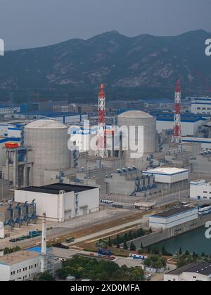 (240619) -- NANJING, 19 juin 2024 (Xinhua) -- une photo prise par un drone aérien le 19 juin 2024 montre les unités 3 et 4 de la centrale nucléaire de Tianwan dans la ville de Lianyungang, dans la province chinoise du Jiangsu. La Chine a mené à bien un projet visant à transporter la vapeur produite par une centrale nucléaire vers une base pétrochimique. Le projet est conçu pour aider à réduire les émissions de carbone et explorer l'utilisation collaborative de l'énergie dans les industries nucléaires et traditionnelles. POUR ALLER AVEC 'China Focus : la Chine explore les applications de l'énergie nucléaire dans la réduction des émissions de carbone dans l'ind pétrochimique Banque D'Images