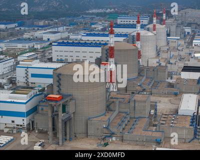 (240619) -- NANJING, 19 juin 2024 (Xinhua) -- une photo prise par un drone aérien le 19 juin 2024 montre une vue de la centrale nucléaire de Tianwan dans la ville de Lianyungang, dans la province chinoise du Jiangsu. La Chine a mené à bien un projet visant à transporter la vapeur produite par une centrale nucléaire vers une base pétrochimique. Le projet est conçu pour aider à réduire les émissions de carbone et explorer l'utilisation collaborative de l'énergie dans les industries nucléaires et traditionnelles. POUR ALLER AVEC « China Focus : la Chine explore les applications de l'énergie nucléaire dans la réduction des émissions de carbone dans l'industrie pétrochimique » (Xin Banque D'Images