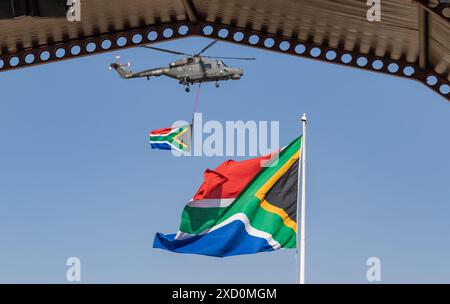 Pretoria, Afrique du Sud. 19 juin 2024. Un hélicoptère survole la cérémonie de prestation de serment du président sud-africain Cyril Ramaphosa à Pretoria, en Afrique du Sud, le 19 juin 2024. Ramaphosa, 71 ans, leader du Congrès national africain (ANC) au pouvoir en Afrique du Sud, a été réélu président sud-africain par l'Assemblée nationale, la chambre basse du parlement, le 14 juin, avec 283 voix. Crédit : Zhang Yudong/Xinhua/Alamy Live News Banque D'Images