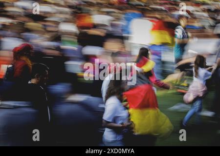 Fans reagieren waehrend des EM-Vorrundenspiels Deutschland gegen Ungarn auf der Fanmeile vor dem Brandenburger Tor in Berlin, 19.06.2024. Berlin Deutschland *** les fans réagissent lors du match de la ronde préliminaire du Championnat d'Europe entre l'Allemagne et la Hongrie sur le fan mile devant la porte de Brandebourg à Berlin, 19 06 2024 Berlin Allemagne Copyright : xFlorianxGaertnerxphotothek.dex Banque D'Images