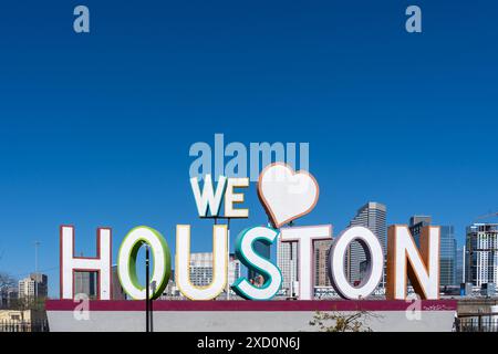 Houston, Texas, États-Unis - 13 mars 2022 : le panneau «We Love Houston» avec Downtown Houston en arrière-plan est montré à Houston, Texas, États-Unis. Banque D'Images