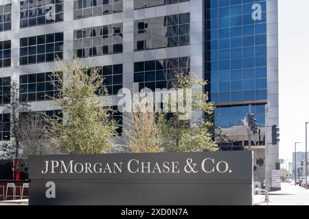 Houston, Texas, États-Unis - 13 mars 2022 : JPMorgan Chase and Co. signe est vu à JPMorgan Chase and Co. Tour à Houston, Texas, États-Unis. Banque D'Images