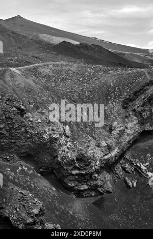 Lave solidifiée et vieux cratères sur la pente du volcan actif Etna sur l'île de Sicile, Italie, monochrome Banque D'Images