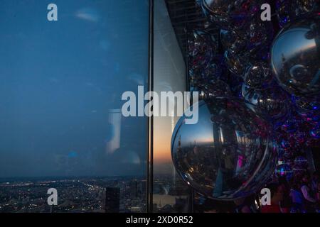 New York, États-Unis. 18 juin 2024. ''Affinity'' aura lieu à Summit One Vanderbilt, à New York, aux États-Unis, le jeudi 18 juin 2024. Le Summit One Vanderbilt est une véritable merveille d’expériences sensorielles. Kenzo Digital, l’artiste qui conçoit chaque pièce, utilise des miroirs pour réfléchir et réfracter la ville qui entoure la structure. L'attraction emmène les visiteurs au 93ème étage, au-dessus de gratte-ciel emblématiques comme l'Empire State Building et le Chrysler Building. (Photo de Aashish Kiphayet/NurPhoto) crédit : NurPhoto SRL/Alamy Live News Banque D'Images