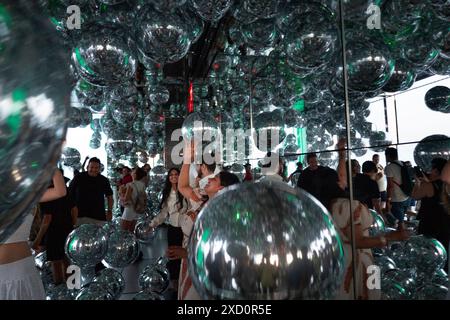 New York, États-Unis. 18 juin 2024. ''Affinity'' aura lieu à Summit One Vanderbilt, à New York, aux États-Unis, le jeudi 18 juin 2024. Le Summit One Vanderbilt est une véritable merveille d’expériences sensorielles. Kenzo Digital, l’artiste qui conçoit chaque pièce, utilise des miroirs pour réfléchir et réfracter la ville qui entoure la structure. L'attraction emmène les visiteurs au 93ème étage, au-dessus de gratte-ciel emblématiques comme l'Empire State Building et le Chrysler Building. (Photo de Aashish Kiphayet/NurPhoto) crédit : NurPhoto SRL/Alamy Live News Banque D'Images