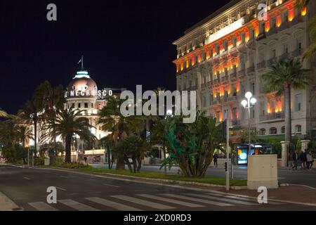 Nice, France - mars 27 2019 : L'Hôtel Negresco et l'Hôtel West End en face de la Promenade des Anglais à illuminé par la nuit. Banque D'Images