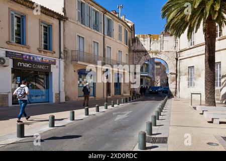 Nîmes, France - 21 mars 2019 : la porte de France est un monument romain construit au Ier siècle av. J.-C.. AD dans le centre-ville. Banque D'Images