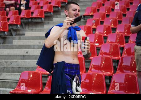 Koln, Allemagne. 19 juin 2024. Les supporters écossais lors du match UEFA Euro 2024 opposant l'Écosse et la Suisse, Groupe A, date 2, ont joué au Rhein Energie Stadium le 19 juin 2024 à Koln, en Allemagne. (Photo de Sergio Ruiz/PRESSINPHOTO) crédit : AGENCE SPORTIVE PRESSINPHOTO/Alamy Live News Banque D'Images