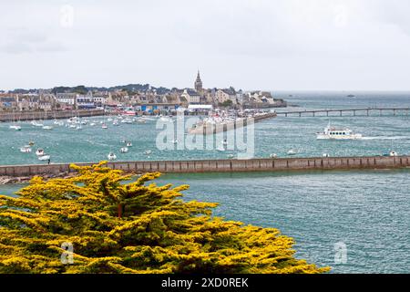 Roscoff, France - 22 juillet 2017 : ferry de l'île de Batz entrant dans le port de Roscoff, avec derrière, la flèche de l'église notre-Dame de Croaz Batz. Banque D'Images