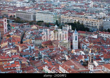 Nice, France - mars 26 2019 : vue aérienne au coucher du soleil de la Cathédrale Sainte-Réparate, de l'Eglise du Gesù Banque D'Images