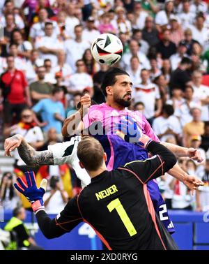 Stuttgart, Allemagne. 19 juin 2024. Football, UEFA Euro 2024, Championnat d'Europe, Allemagne - Hongrie, Tour préliminaire, groupe A, Journée 2, Stuttgart Arena, Allemagne Emre Can (arrière) efface le ballon devant le gardien de but allemand Manuel Neuer. Crédit : Marijan Murat/dpa/Alamy Live News Banque D'Images